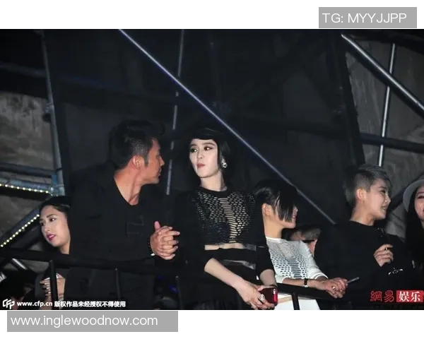 李晨与足球明星亲密合影展现运动精神与友谊的完美结合 李晨与足球明星亲密合影展现运动精神与友谊的完美结合