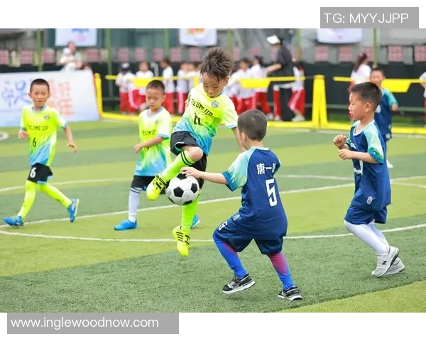 昔日足球明星的现状与生活状态揭秘，看看他们如今的风采与变化