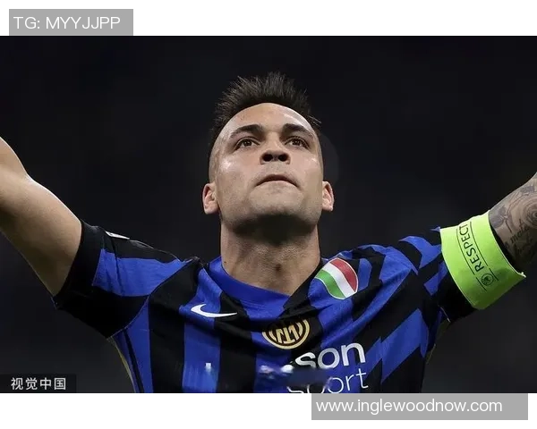 足球场上的闪电之子他以惊人速度征服世界的足球明星