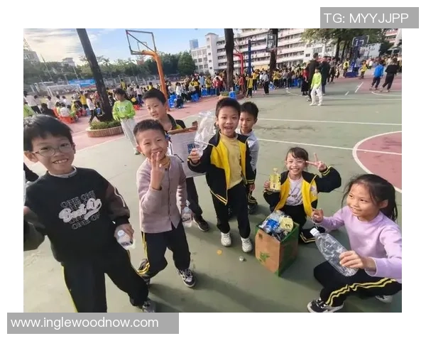 足球明星在街头捡瓶子展现环保意识引发热议与关注