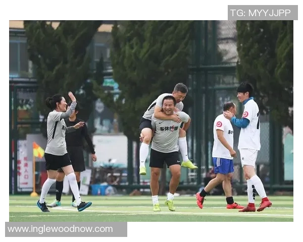 足球明星齐聚一堂高清合影展现足坛风采与荣耀瞬间