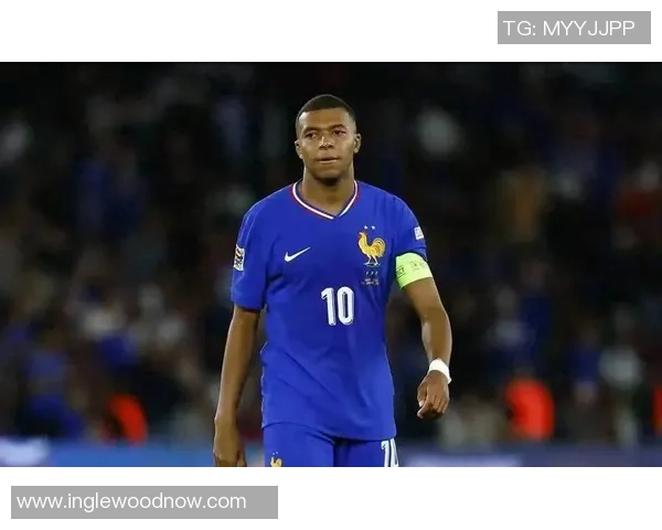 足球明星身穿蓝色衣服的时尚瞬间与赛场风采全记录