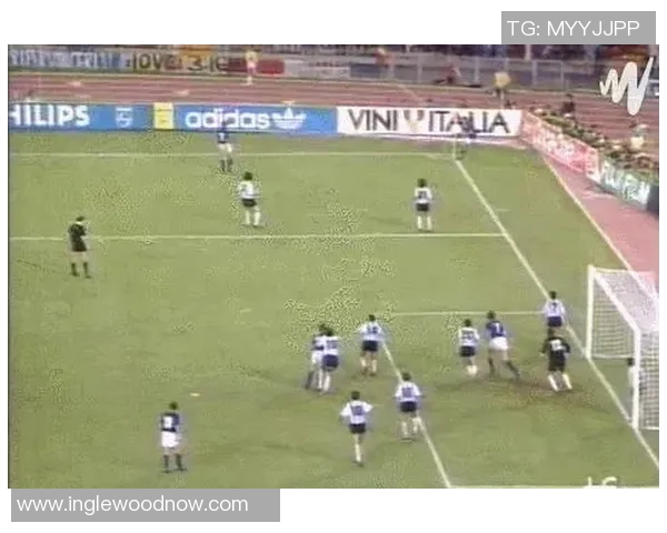 魔笛足球明星挂画展现球场传奇魅力与艺术之美